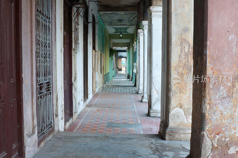 古巴哈瓦那的建筑物步行走廊