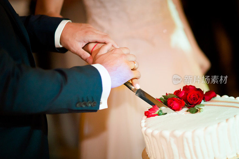 新婚夫妇切蛋糕细节