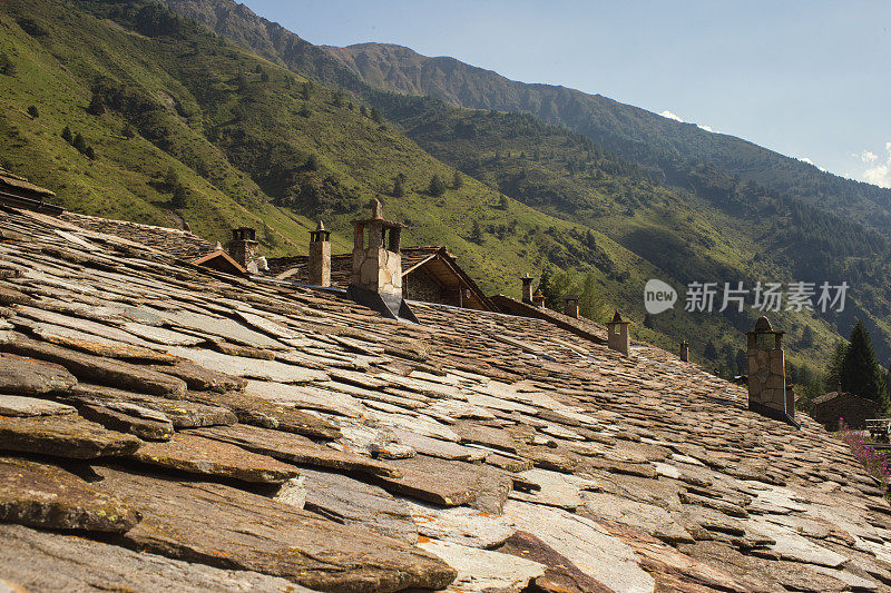在山景上有一座山间小木屋的屋顶