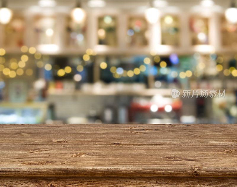 木桌前面抽象模糊的厨房长凳背景