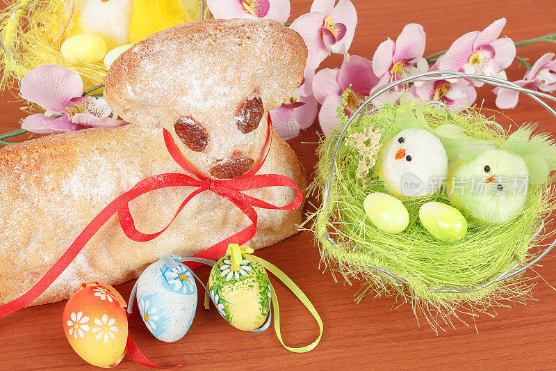 复活节羔羊与彩绘的蛋和窝