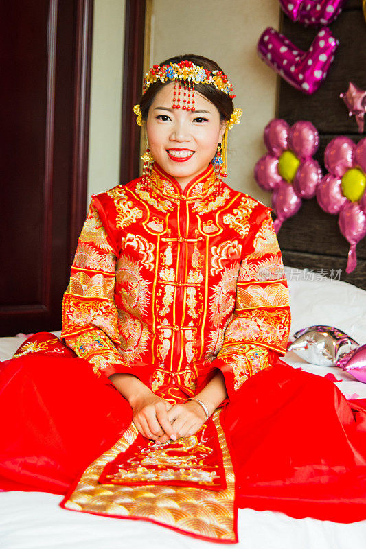 穿着传统红色婚纱的中国新娘