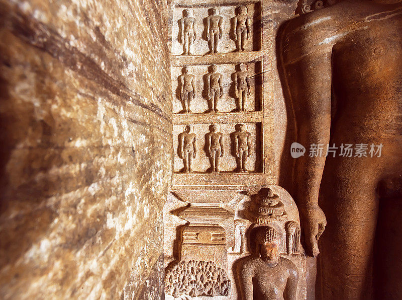 印度的雕刻建筑。在印度巴达米镇的七世纪石窟寺庙内的耆那教塑像