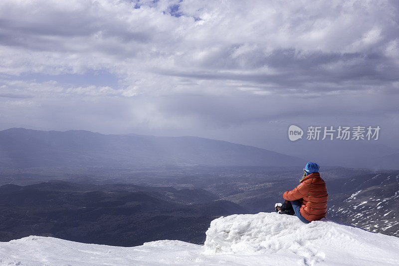 冬天，高山攀登者在山顶欣赏美丽的风景