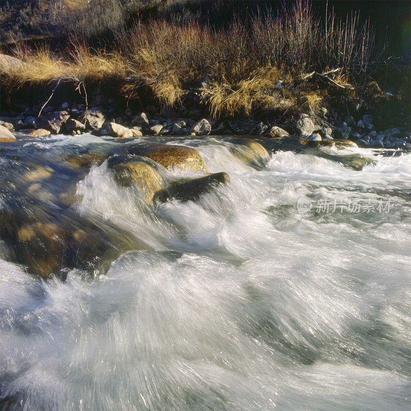 山区景观:流动的小溪创造泡沫，瓦勒达奥斯塔