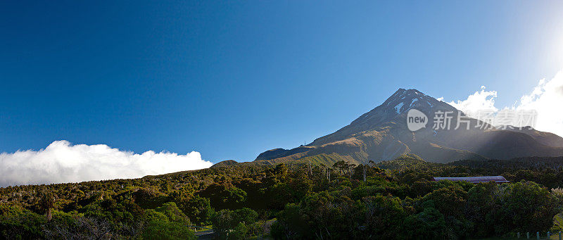 新西兰北岛塔拉纳基火山上的日落