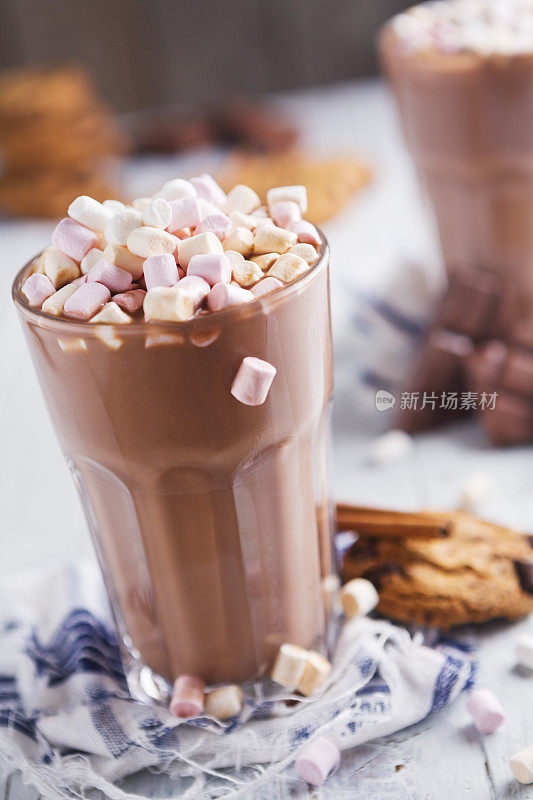 一团一团的热巧克力、棉花糖和巧克力片饼干