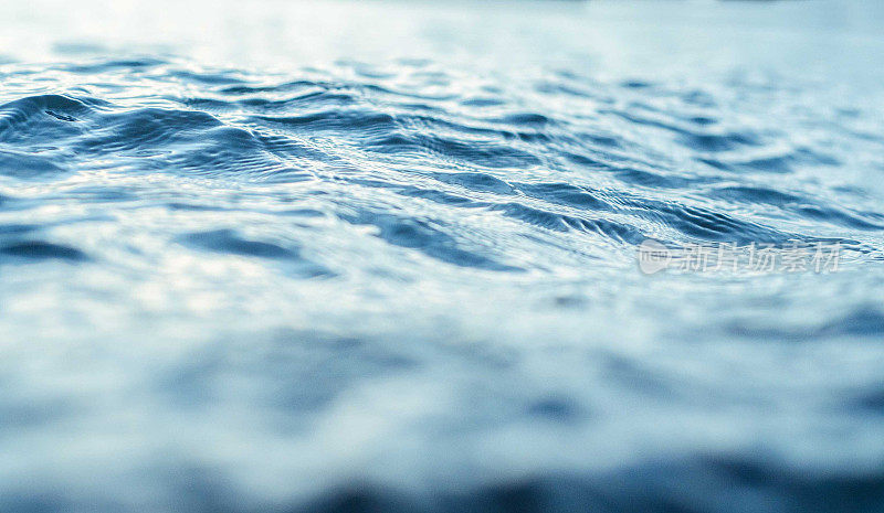 美丽的深蓝色波浪起伏的海水