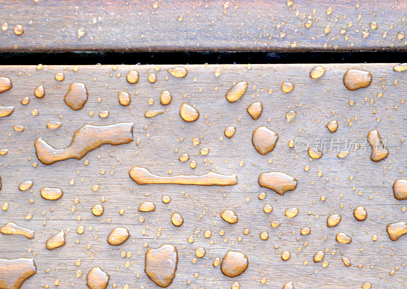 雨点落在受保护的木头上