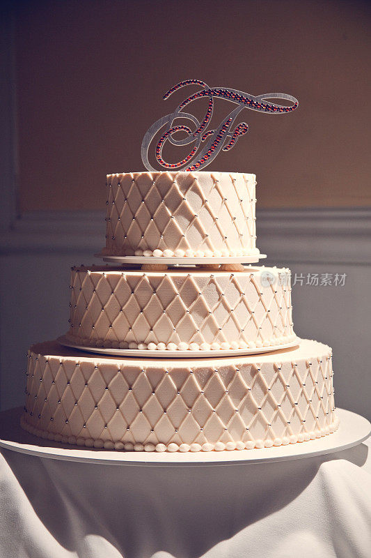 3层白色婚礼蛋糕