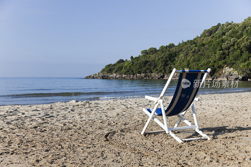蓝色和白色的椅子在美丽的沙滩上。