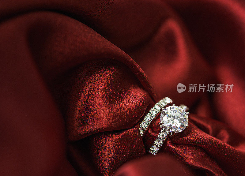 华丽的红色缎子的结婚和订婚戒指