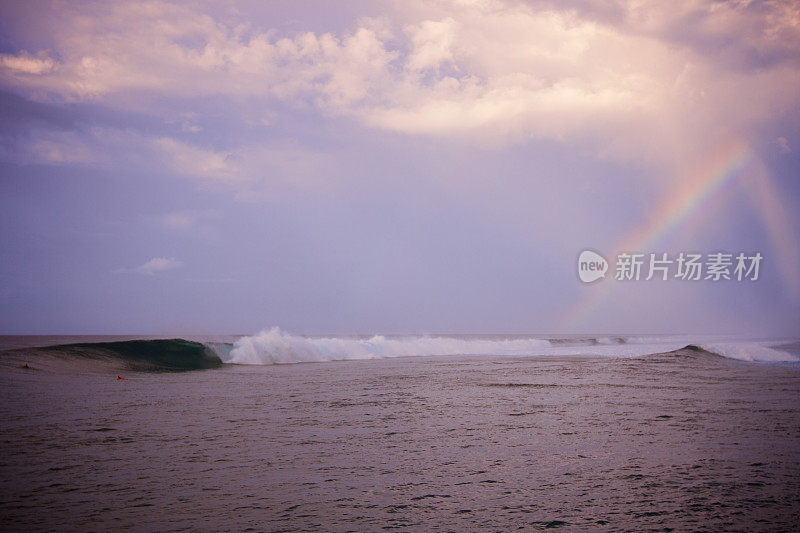 带彩虹的神奇波浪