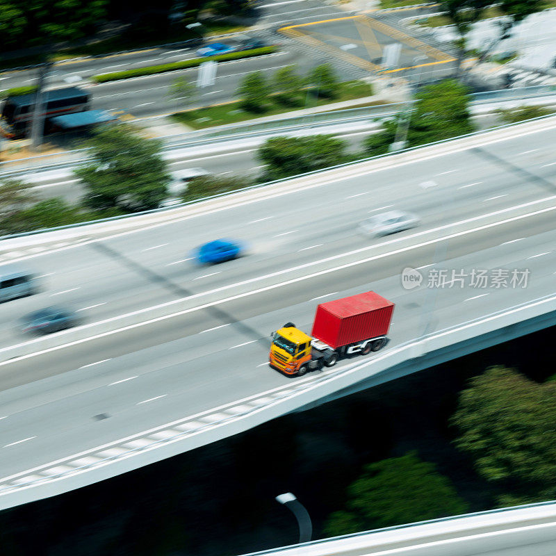 半卡车在高速公路上超速行驶