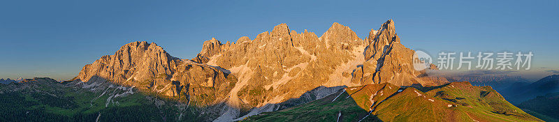 夕阳下苍白的圣马蒂诺(Dolomites)