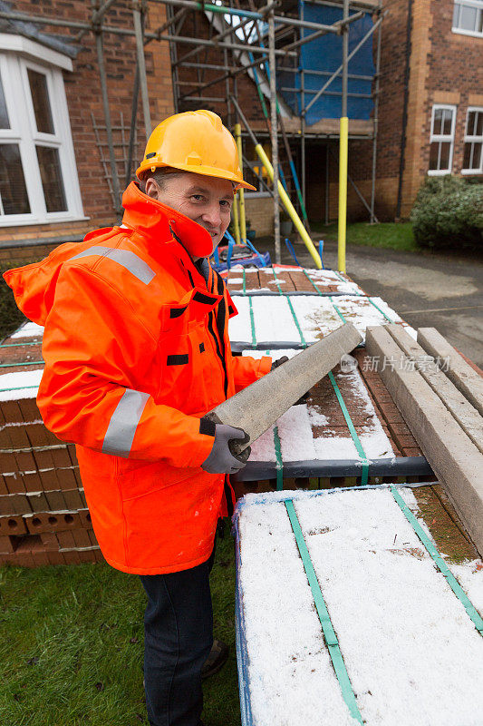 在英国房屋工地工作的男性建筑工人