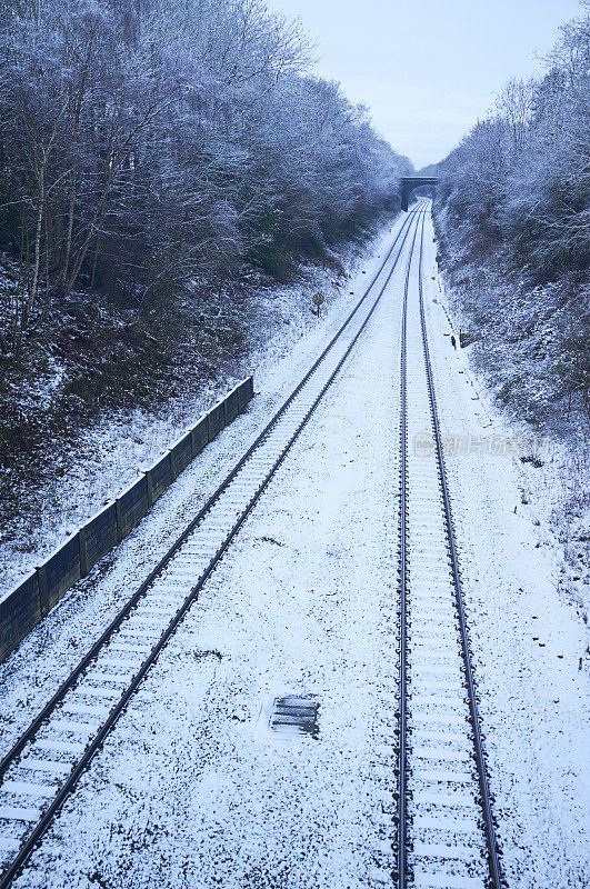 白金汉郡的铁轨被雪覆盖