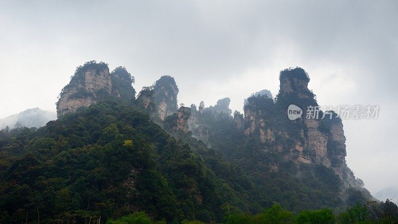 雨中的奇峰