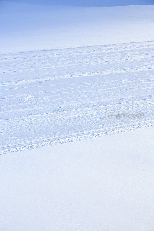 新鲜的粉状雪，在阿尔卑斯山顶滑雪