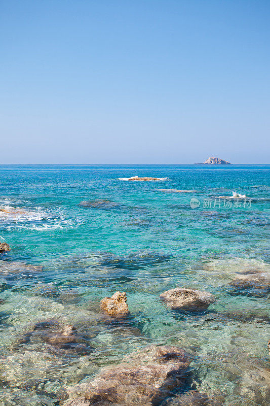 海滩和海边的岩石