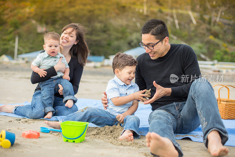 美丽的少数民族少年家庭在玩玩具