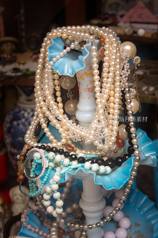 卖假珍珠，贝壳和廉价珠宝的旧货店