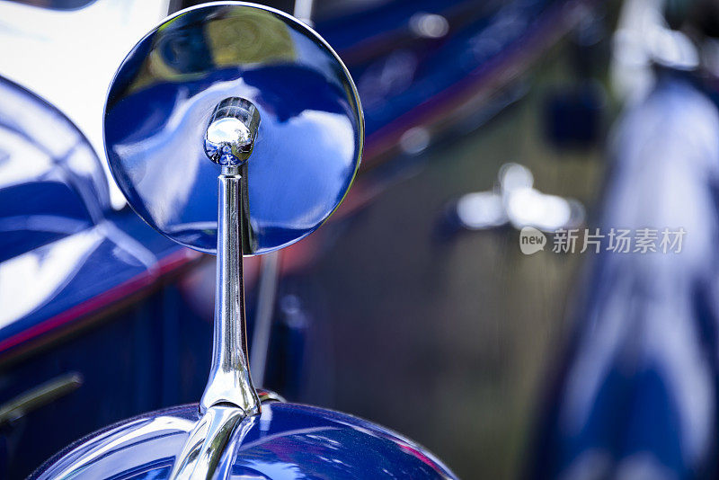 外部轮胎安装镜的经典蓝色汽车