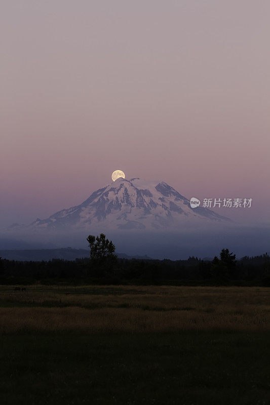 月出雷尼尔山