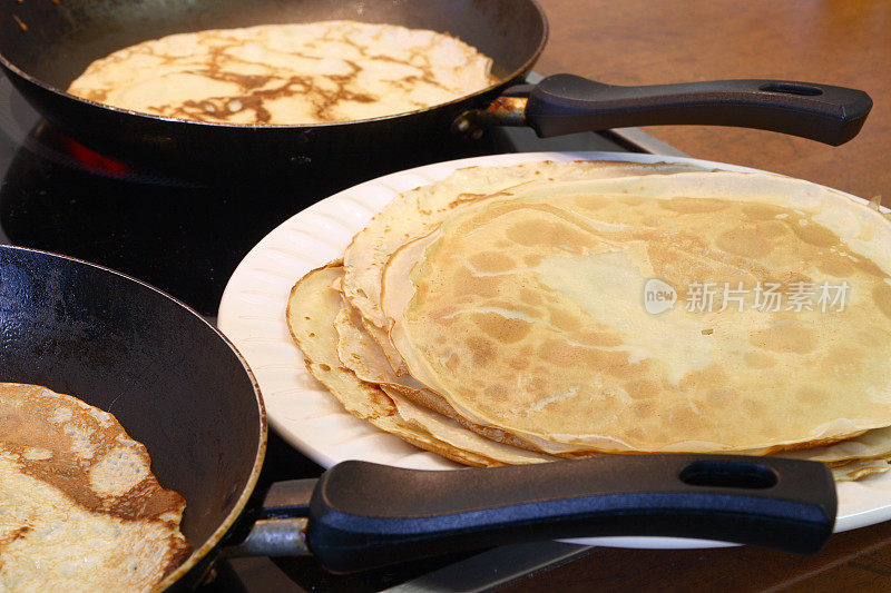 一盘甜煎饼和一些烹饪