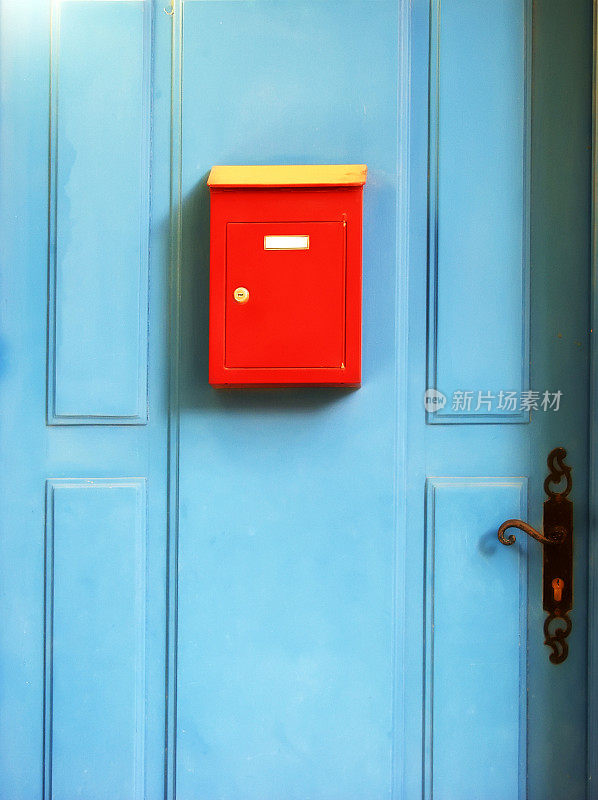 蓝色的门和红色的信箱