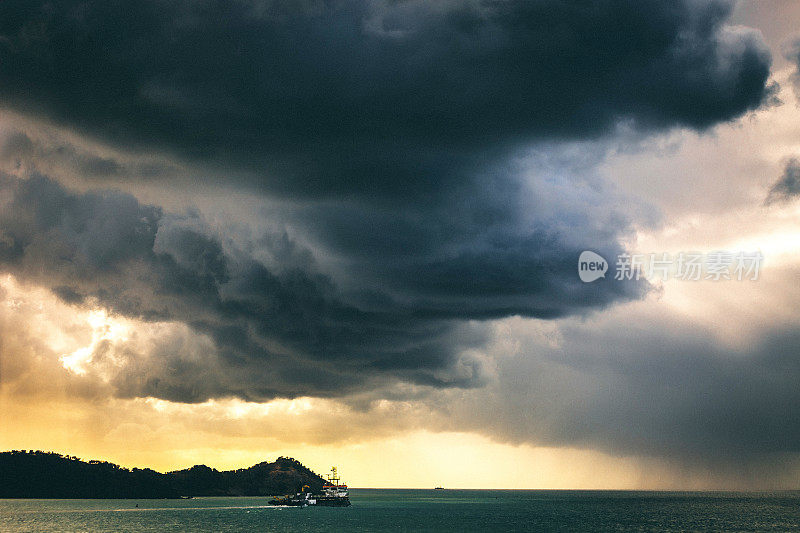 加勒比日落。风暴云，安提瓜和巴布达。