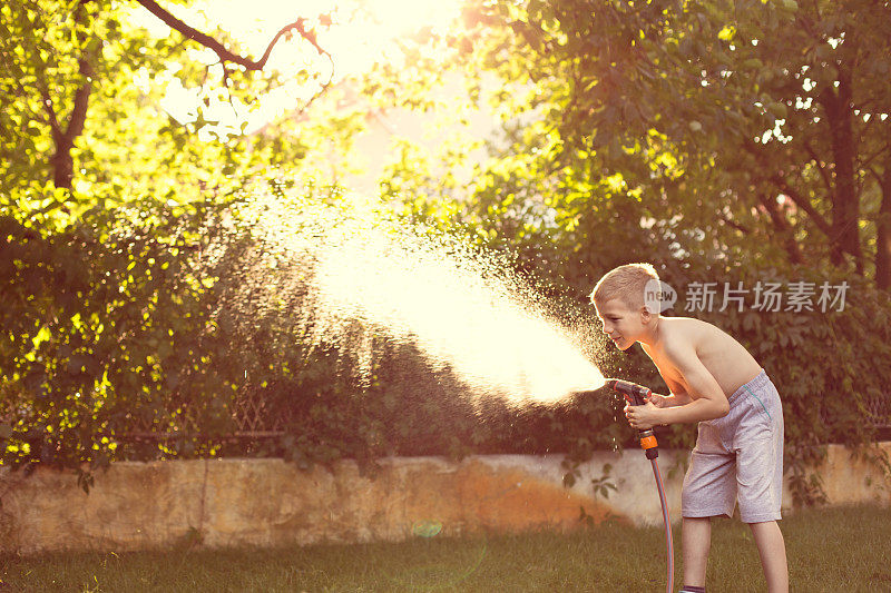 男孩在花园里玩水