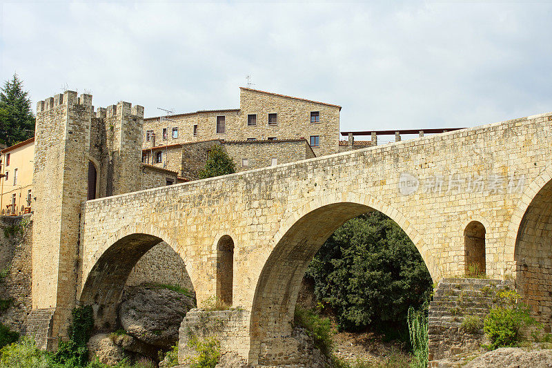 Besal吗?- Riu Fluvi桥?