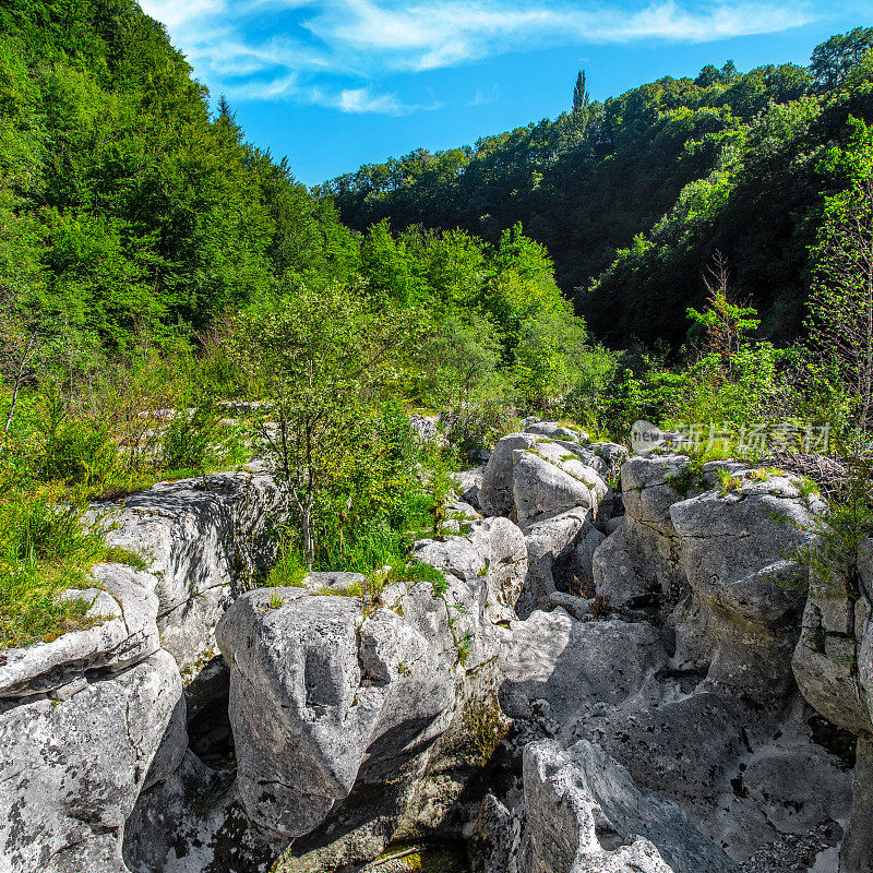 极端地形侵蚀岩石形成的水坑景观在法国