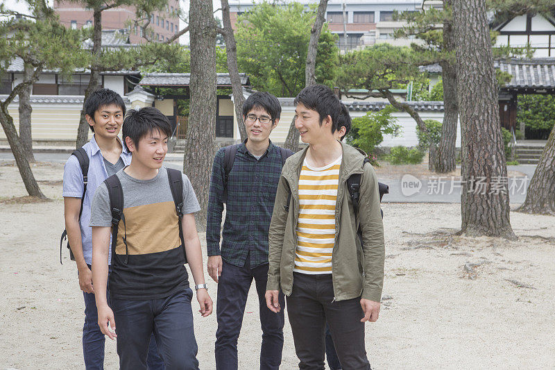 日本学生与朋友在日本京都散步