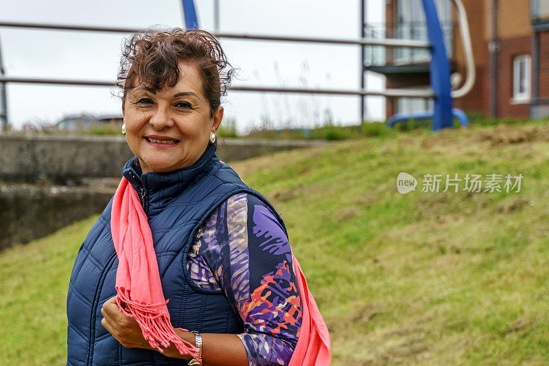 活泼成熟的微笑西班牙妇女肖像