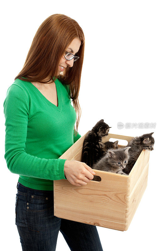 年轻女人和她的可爱小猫在盒子里