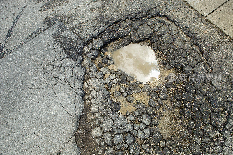 非常大的弹簧柏油路坑