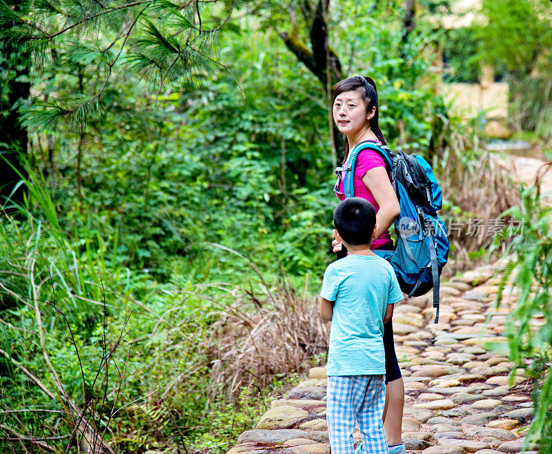 母子在森林里徒步旅行