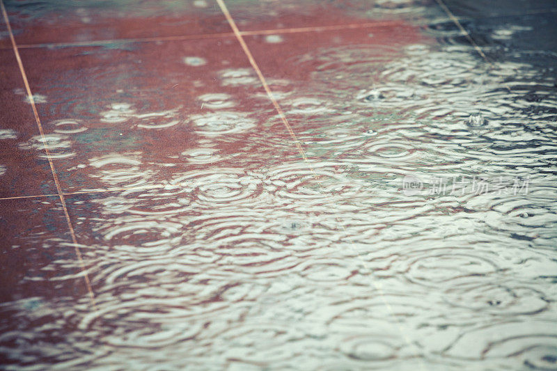 城市里的雨——水滴掉进水坑里