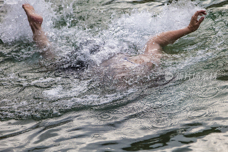 拍摄于西班牙，一名59岁的妇女在地中海游泳的健康生活方式。