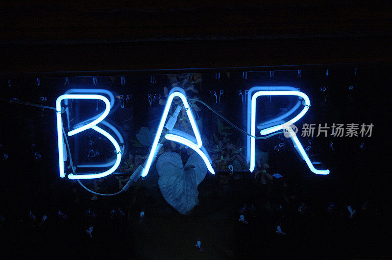 蓝色霓虹灯的BAR标志