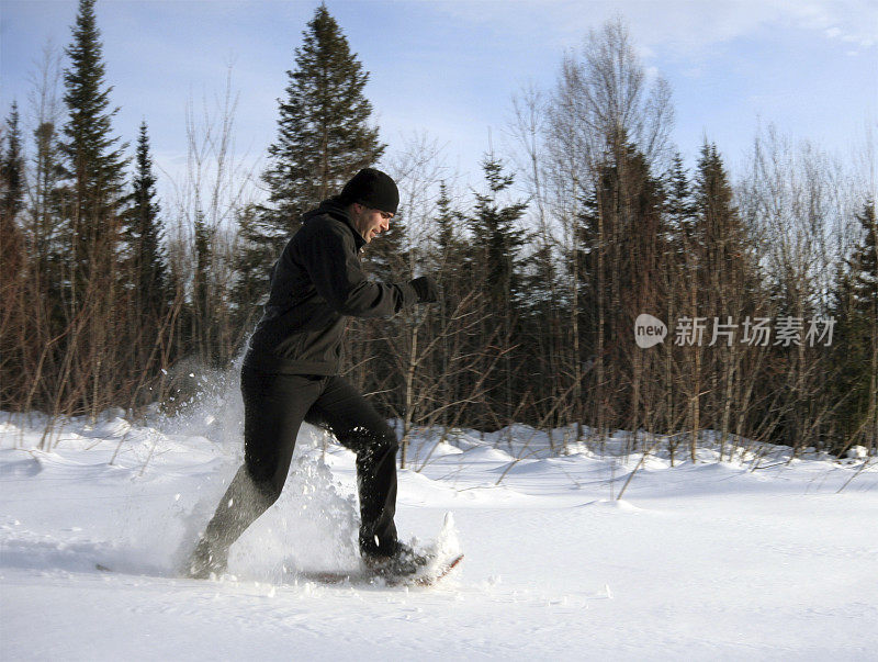 在雪中奔跑