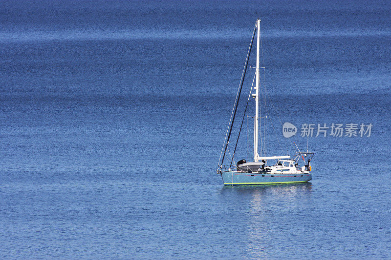 帆船停泊在碧海