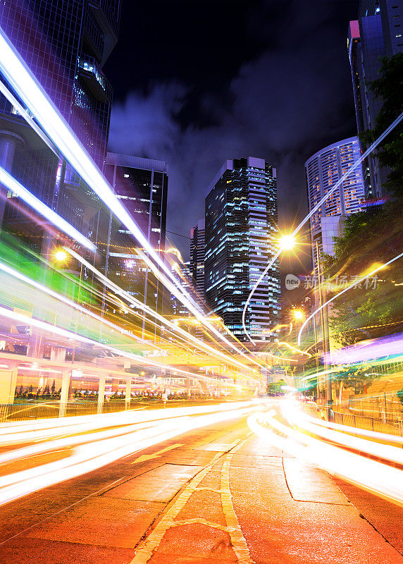 香港市内夜间的交通状况