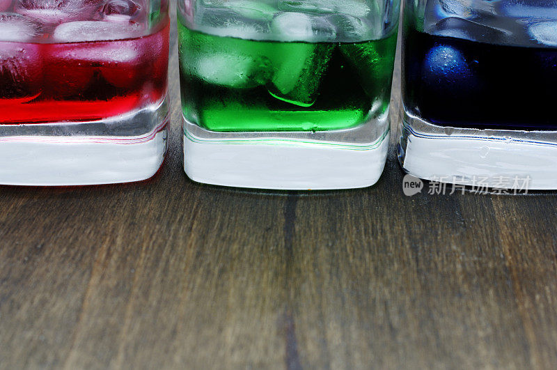 Rgb、红色、绿色、蓝色冰饮搭配深色橡木桶