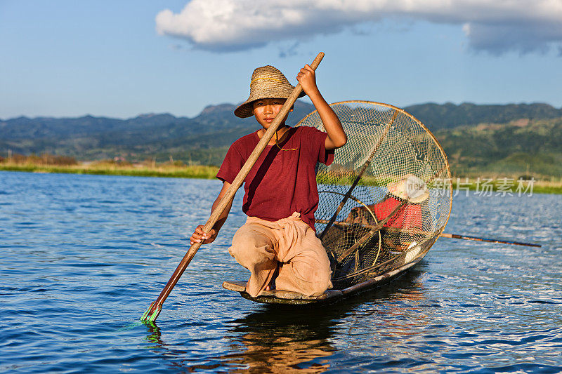 缅甸茵莱湖上的年轻渔夫