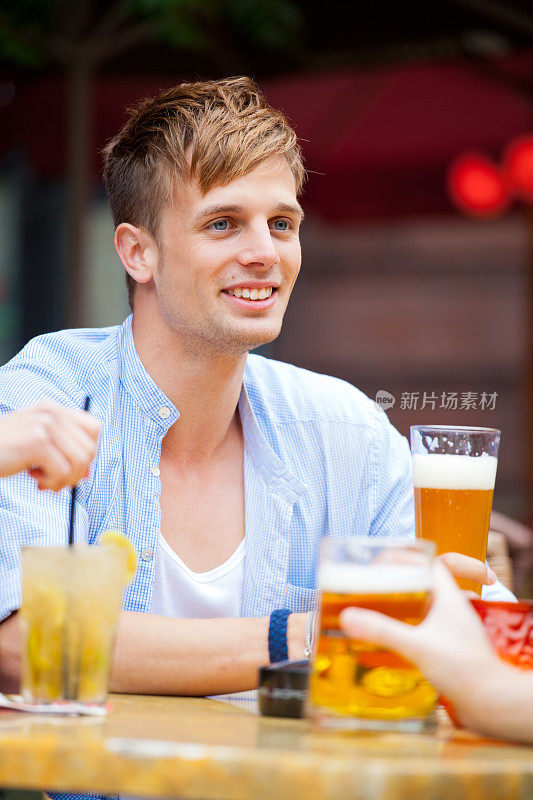 一个喝着啤酒的年轻德国男人的肖像