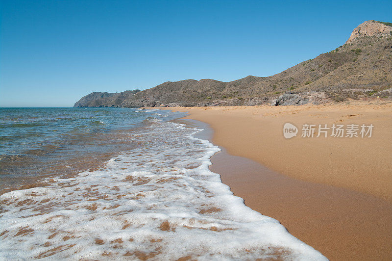 海浪冲刷着西班牙偏远的海滩