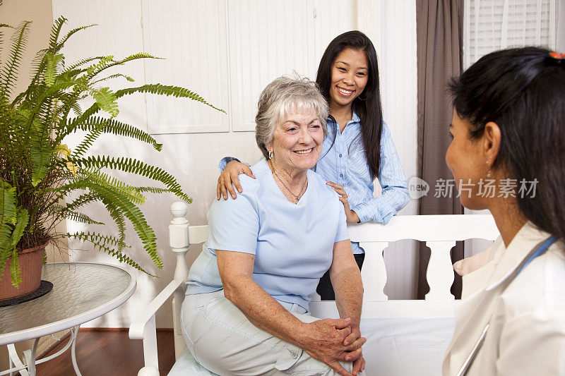 老年妇女随家庭健康护士来访